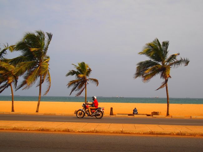 現在は言葉や食文化等おフランスの香りしかしないトーゴ。<br />実は第一次世界大戦までの旧宗主国はドイツ。<br /><br />ドイツ敗戦で英仏が分割統治し、フランス支配下に置かれた東トーゴランドが現在のトーゴになっているのね。<br /><br />ビーチに大きなドイツ国旗が立っているのを見た以外はドイツの匂いは感じなかったね。