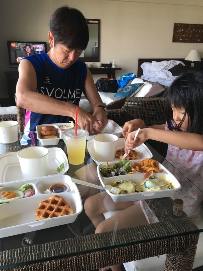 寝起きで食べ始める娘ちん。<br />この2人、ママと違い朝はいつもあまり食欲がありません。