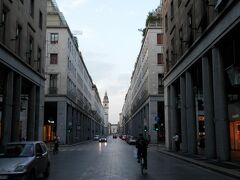 トリノの街の中心にあるローマ通りです。

ブランドのお店もあります。