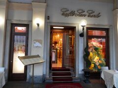カフェ・トリノの並びにあったカフェ・サンカルロです。

ここも内装はお姫様のお部屋の様でカフェと言うよりレストランですよこの内装は。
