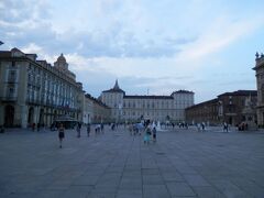 トリノの歴史はここから始まったと言われているカステッロ広場です。
