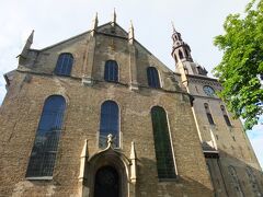　オスロ大聖堂に到着も、10時オープンらしく入れなかった。周りをまわってみる。1697年に創建されたノルウェー国教ルーテル派の総本山、らしい。何度か修復されて現在の姿になったとのこと。 

