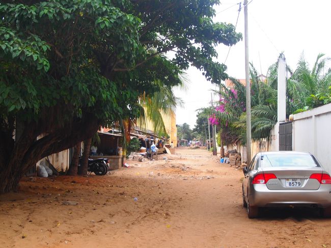 さーて、早速お出掛けしますかね。<br />この街でメインのあそこへ。<br /><br />正確にはロメ市の郊外、かなり距離があるからバイタクかな。<br />大通りに出なくても、ホテルの前でいくらでも掴まえられる。<br /><br />片道CFA600、現地待機で往復CFA1500≒263円だって。<br />ちょっと高いけど良しとしますか。<br />