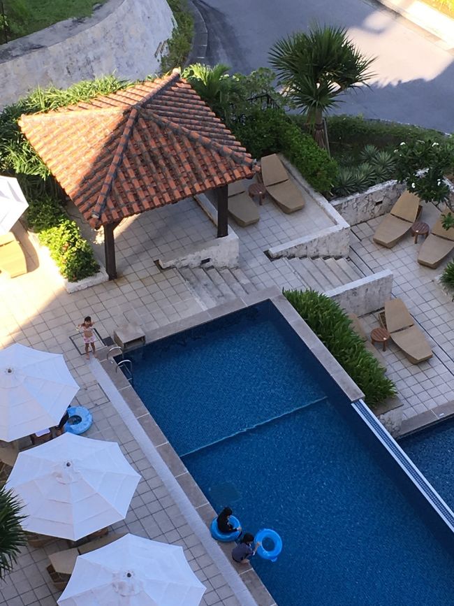 パパと娘は先にプールへ。<br />その間にママは荷物を整理して、チェックアウトの準備。<br />下から手を振る娘。笑