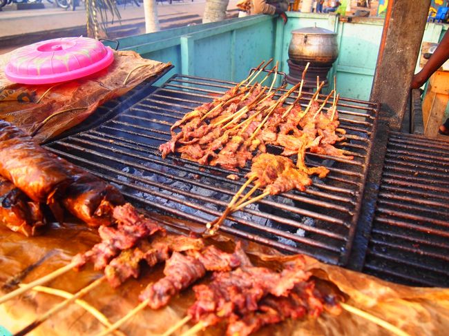 あれ、ビーフなんだ？<br />毎日お魚orチキンってチョイスばかり見てるから新鮮かも。<br /><br />お隣もそのお隣も同じような串に刺したビーフばかり。<br />ま、食べれそうだしコレでいいかな。<br /><br />