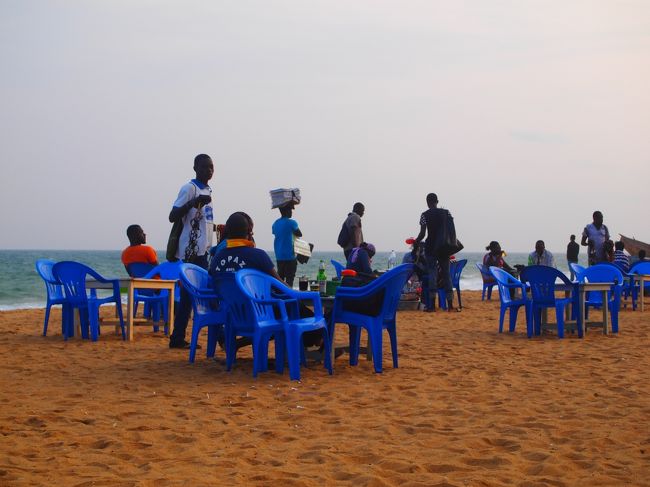 注文が済んだら適当に席に着けばOK。<br />食事は運んで来てくれる。<br /><br />何処からとなくドリンク専門店の人がオーダー聞きにくるのでトーゴのローカルビールを注文。