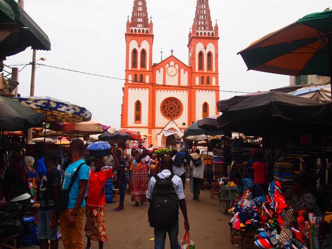 10:30チェックアウトして荷物を持ってバイタクで出発。<br />マーケットへ行って下さい、とお願いしたら「グランマルシェのどこ？」と。<br /><br />そっか、そんな広いのかグランマルシェ。<br />当然土地勘など無いのでランドマークになりそうなカテドラルまで、CFA200≒35円。