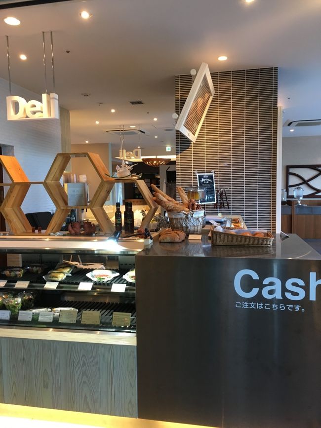 2FのDeli横の扉を出るとプールへ