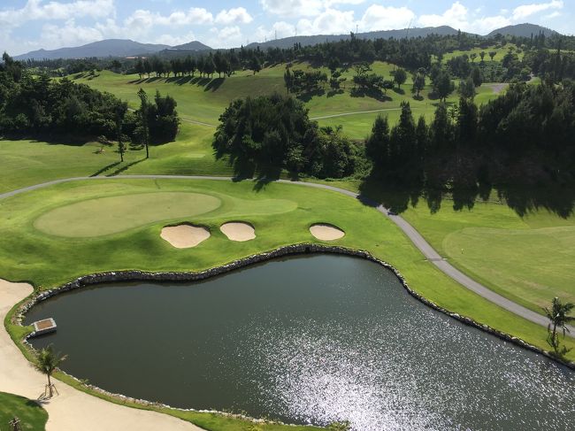 お部屋へ。。<br />ゴルフ場の池がキラキラしてる〜