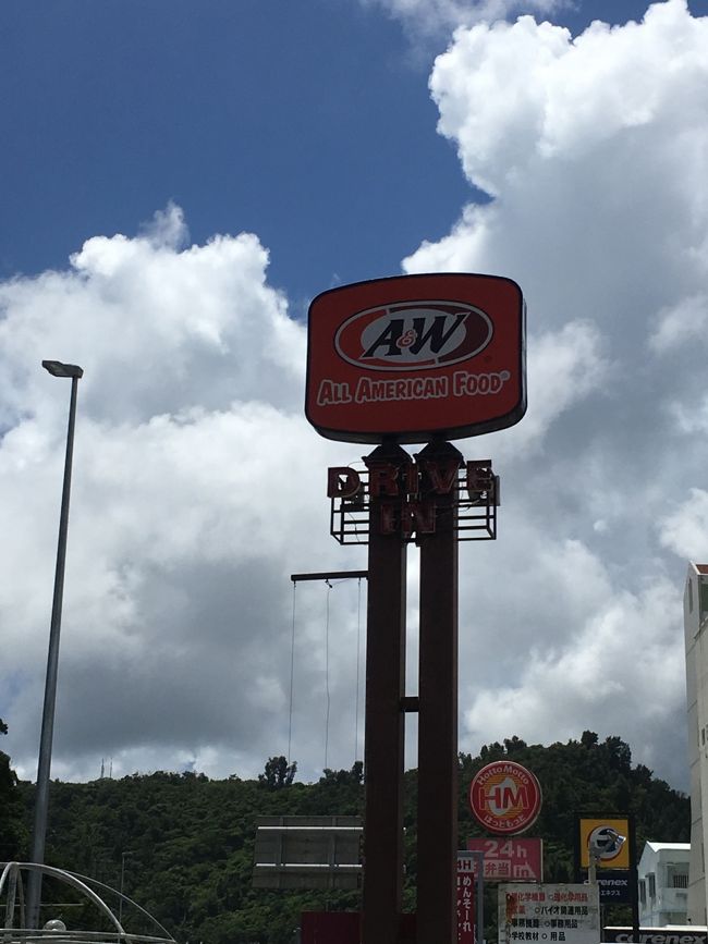 名護市街へ〜<br />沖縄へ来るとどうしても食べたくなる昔からママお気に入りのA&amp;W！<br />去年もこの名護店寄りました。笑