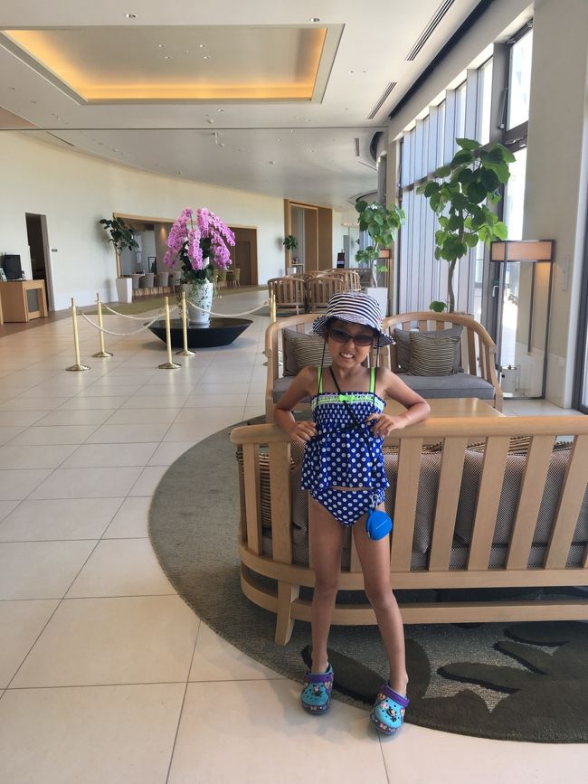 海、プールを見るとウズウズしてしまう父娘。着替えて早速、、<br />ここはフロント〜