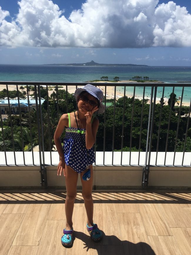 ホテル入り口入って正面〜 伊江島をバックに。