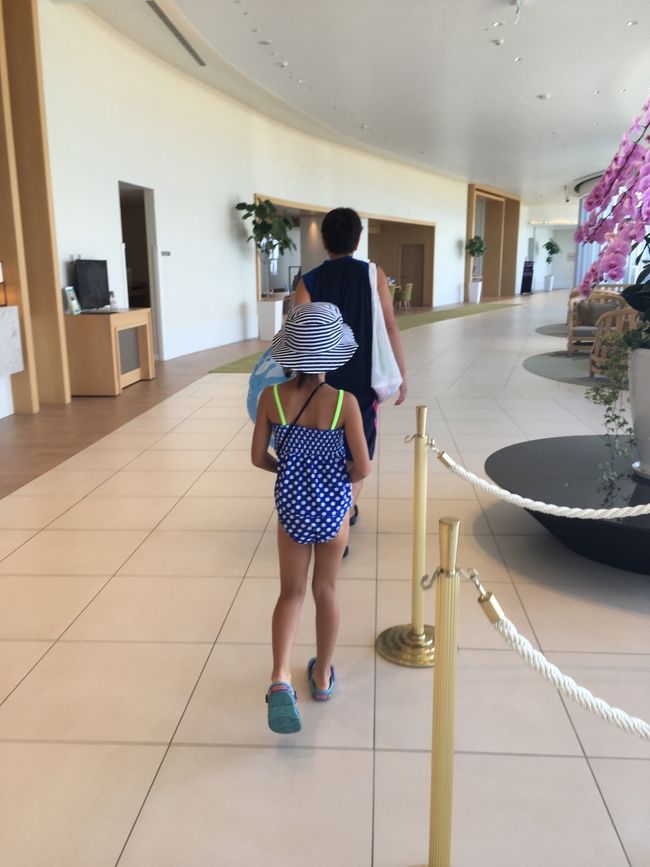 フロント前を通過して、目指すはプール！