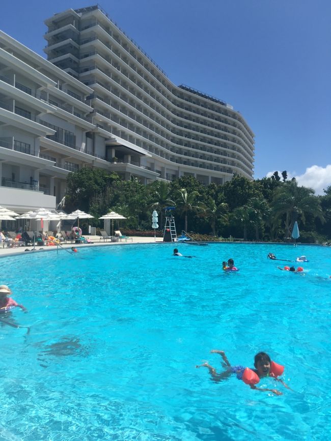 既に4泳法マスターしていて、出来ればパパコーチにみてもらい、しっかり練習したかった娘。<br />アームヘルパーのせいで、泳ぎにくく仕方なくビーチへ行く事に。。