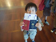 シップは定刻より早くコペンハーゲン・カストラップ国際空港に到着しました。

無事、デンマークに入国。そしてストックホルムまでの便に乗り継ぎです。