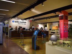 到着後、空港内にある、インフォメーションカウンターに。

ここであらかじめネットで予約・購入しておいたストックホルムパスとトラベル

カードを受け取ります。また市内への交通機関のチケットもここで購入できます。

スタッフの方もストックホルムの情報を色々親切に教えてくれました。