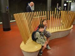 それからアーランダエクスプレスで市内へ。最高速度205?/hで20分で市内に到着です。

ホームには北欧らしいおしゃれなベンチが。