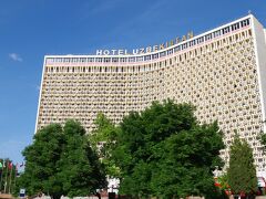 ウズベキスタンでおそらく一番有名なホテル、その名も「ホテル・ウズベキスタン」。
カッコいいたたずまいです。

このホテルの前には、ウズベキスタンの学生が多くたむろしているとか。
何でも、このホテルには多くの外国人が泊まるので、外国語のスキルアップのためとのこと。
意識高い！
確かに、タクシーでホテルの前を通った時に、若者が何人かいました。