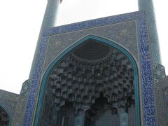 　イスラム革命前はマスジェデ・シャーと呼ばれていた巨大な寺院。入り口からして圧倒される美しさです