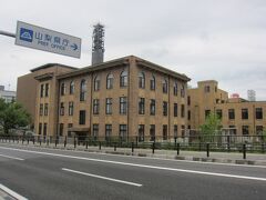 向かいには県庁