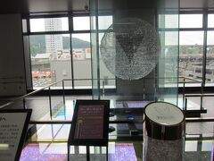北口側にはクリスタルアース

約6,000個の透明な水晶で形作った直径1.2mの球体で､中には900個ほどの紫水晶が輝き､床にも約10,000個の水晶が敷き詰められ､15分ごとに音楽が流れて7色にライトアップされるそうです｡

水晶の街をアピールする駅ナカオブジェですね｡