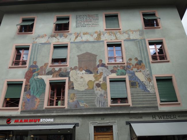 続「いてルツェルンの旧市街へ。ここでも建物の壁面に絵が描かれていました。題材は最期の晩餐」のようですね。