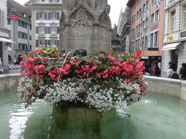 広場の噴水も花で飾られていました。