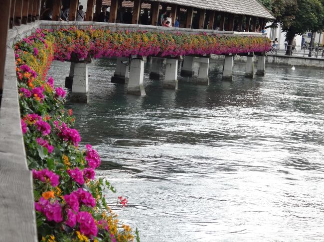 ルツェルンのシンボルである「カぺル橋」は花で飾られた木造の橋。もともとはヨーロッパで一番古いものだったらしいが、1993年に火災でかなりの部分が焼けてしまったとのことで、現在の橋は再建されたもの。