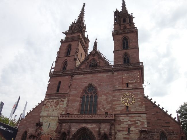 次はバーゼルの街風景です。まずは、赤い砂岩のゴシック様式の大聖堂へ。