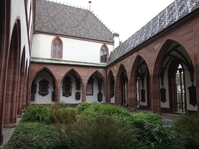 教会の中庭は回廊に囲まれた癒しの空間です。