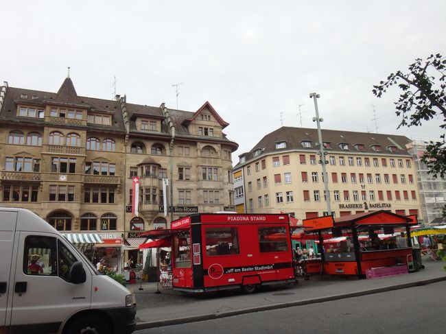 街中をゾロゾロと歩いて移動。