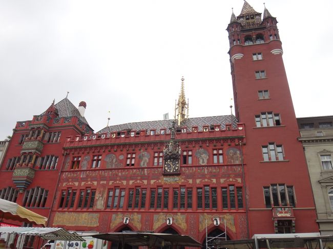 大聖堂と同じ赤い砂岩の市庁舎へ。