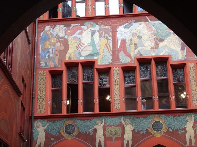 市庁舎中庭の壁にもカラフルな絵が。