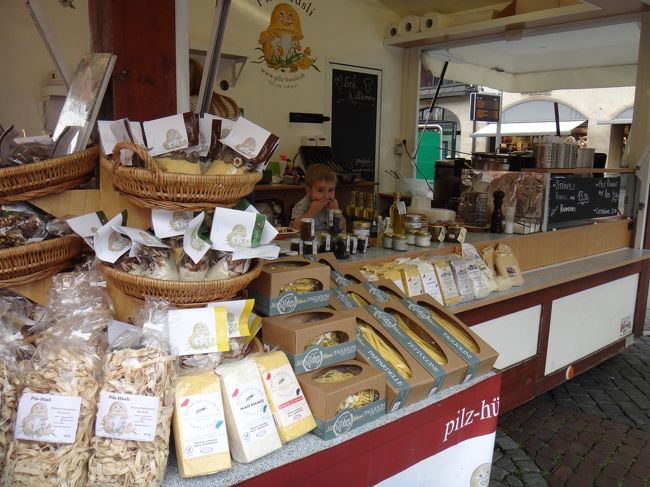 店番はとっても可愛らしい男の子。