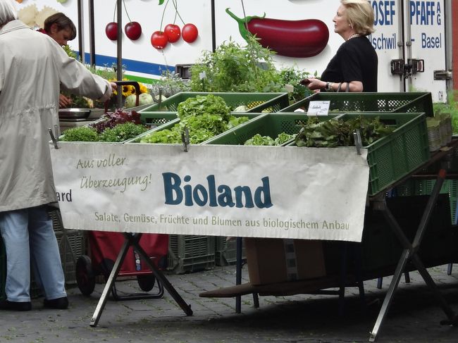 いわゆる有機野菜専門のコーナーも。どこの国でも有機農産物への関心は高いようです。