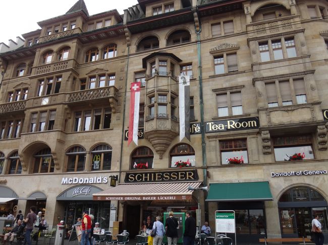 よく見ると１階にマクドナルドが。建物全体の雰囲気に調和するような店構えになっていますね。