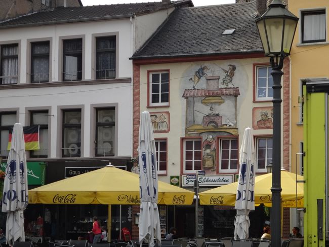 市庁舎前の広場には市場（マーケット）があり、いろいろなお店が出ていました。