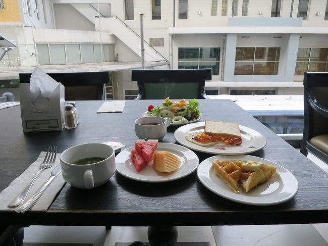 おはようございます！<br />ワッフル焼きたてを見つけて、つい食べちゃった！<br />ナライホテルの朝食も食べ続けてしまった！ルンピニ公園でお粥の屋台とか有ったのに行く気力が無くて〜！