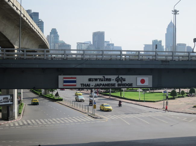 またまたチョノンシーまで蒸し暑い中を歩きます！<br />それから地下鉄乗り場まで高架を、かなり歩きます！<br />日本はタイへずいぶん協力してるのね。