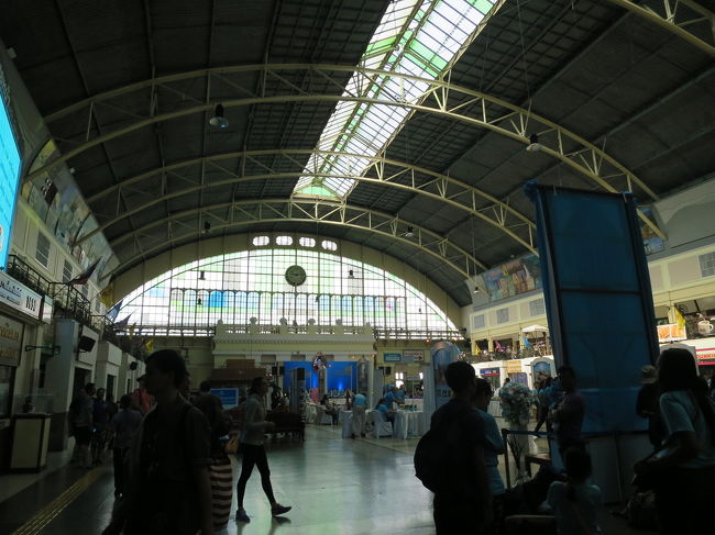 MRTフアラムポーン駅伝トイレを借りようとしたら国鉄フアラムポーン駅の出口を案内されました<br />歩く歩く遠い遠い！<br />そして有料だけど紙がない<br />そして誰も順番を守らねー