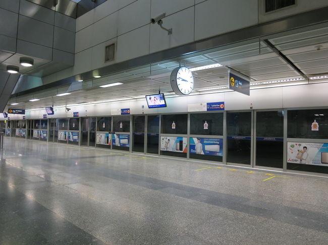 香港もこんな地下鉄だったけどバンコクは人が少ないですねぇ
