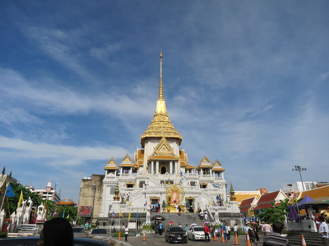 寄り道しましたが国鉄の軍隊さんとか色々な人に道を聞いてたどり着きました<br />お坊さんお薦めのワット・トライミット<br />