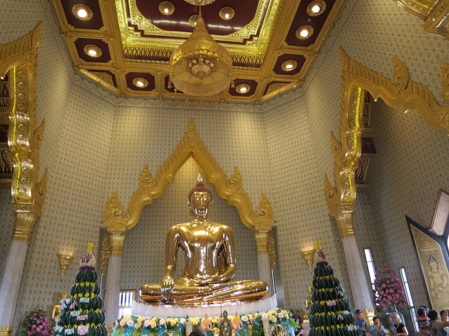 50バーツだったかな？チケット買わされました。<br />陽射しが痛いなかの階段は辛いですがペカペカの黄金仏は凄い！<br /><br />途中の博物館はまた別料金でした。<br />やはり昨日のトゥクトゥクおやじに騙されたみたいです。<br />全寺院の拝観料タダって言ったやーん！<br />まっあんまり騙された感じしないから腹もたたない(笑)<br />私が色々と聞くので、さっさと追い返したい気分ありありと見えてたし<br />私は会話を楽しんでたんだけどなー。<br />