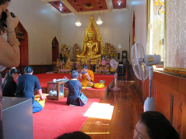 同じ敷地内の本堂ではない所で、お坊さんがミサンガを<br />お布施のしかたが分からないので遠目に監察