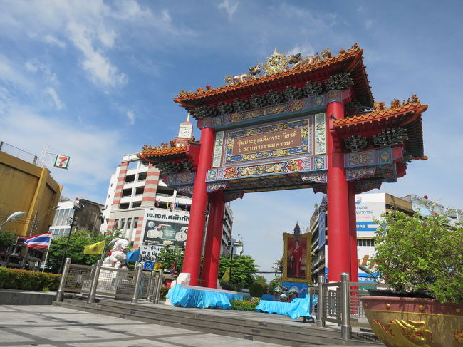 その近くに無事に見つけました碑<br />陽射しが暑くて痛いので中華街ふらつくのは止めます<br />今度ねー！<br />途中でバイタクシーに声かけられて、断ったら、どこへ行く？駅ならあっちで合ってると聞いてないのに親切に教えてくれました(笑)<br />バンコクではバイタクシー乗ってないのに聞いてないのに親切に教えてくれます<br /><br />駅までの道のりでチェンマイから来たお坊さんに話しかけられました。チェンマイに帰るお金が無いって言われたような？<br />英語が聞き取れなかったので他の人に聞いてくれ〜と逃げました。