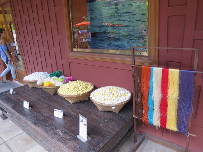 実演してませんでした<br />残念！<br />カフェに入る時間もないし、ショップで物色<br />ストール買っちゃいましたー！アウトレットにはなかった。<br />免税書類頂きましたが空港でも同じのがあったし、1万くらいの商品だけなら手数料ひかれるし空港で買った方が安いと思いました<br />同じのがあるか分からないから聞いた方がいいかも<br />ちなみに私のストールは空港の数店舗で全店ありました(涙)<br />アウトレットにあった小物もありましたよ。<br />