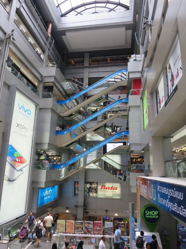 そしてまたBTS乗ってMBKショッピングモールへ<br />地元感たっぷりとか言われてます<br />確かに、マレーシアでもこういうショッピングモールへ行ったな<br />特に買うものもないけど。