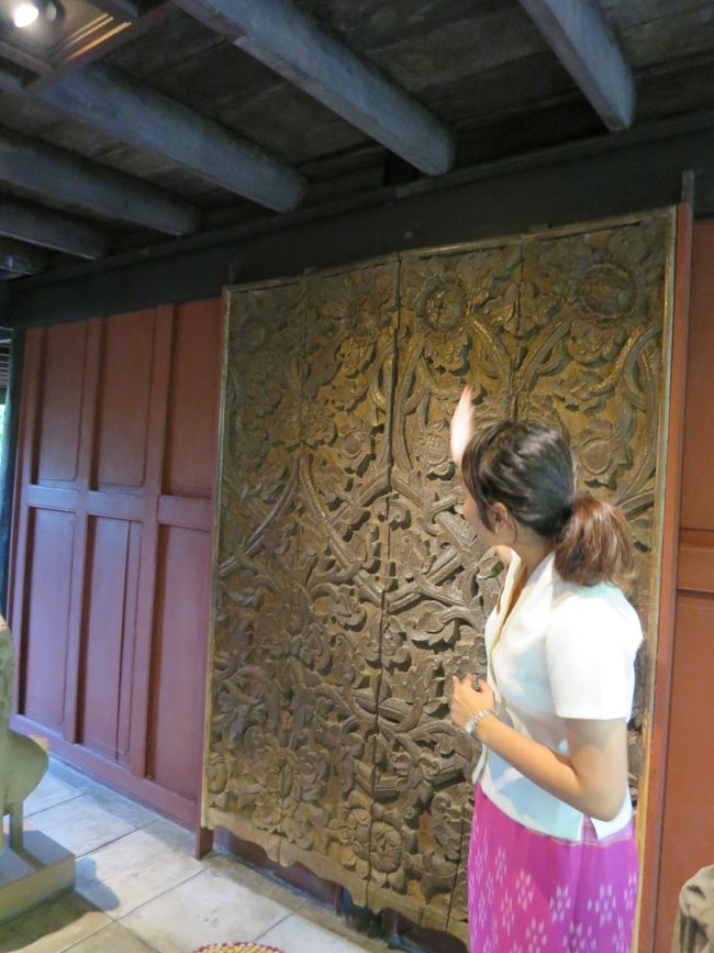 日本語ガイドさんがトンプソンが集めあ美術品の説明をしてくれます