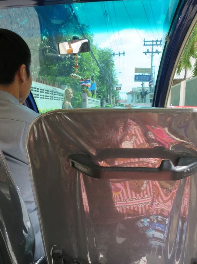 フラアラムポーン駅から電車を乗り継ぎナショナルスタジアム駅で降りジムトンプソンの家へ<br />と無料送迎車を見つけたので、ちゃっかり乗りました♪