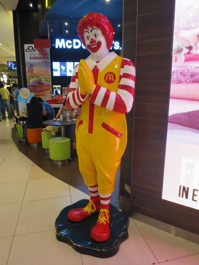 ワーイしてるマクドナルド！！会いたかったよ〜！！<br />目の前にドラッグストアのBoots有りました！